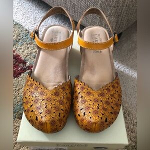 L’Artiste Livvy clogs yellow/gold, sz 6.5